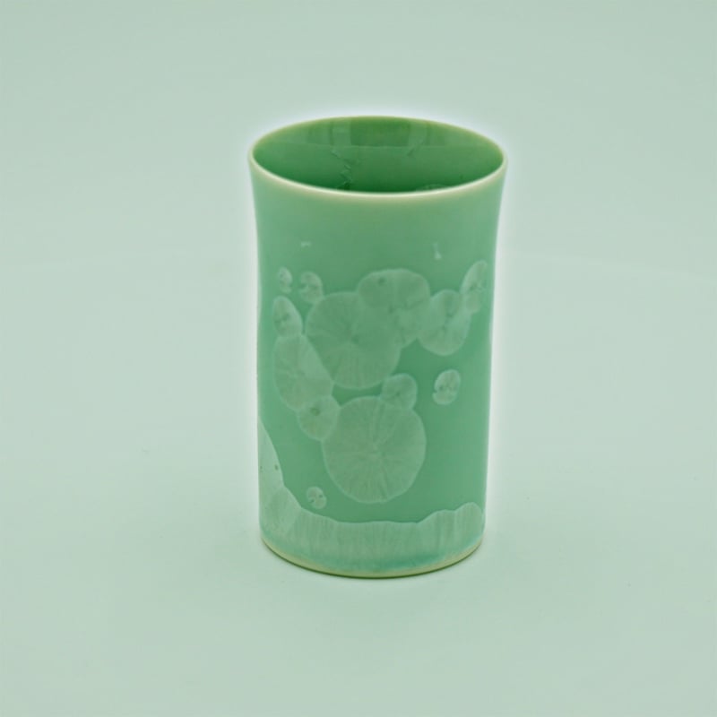緑色のひび割れ釉の陶器カップ　清国から 緑色のひび割れ釉の陶器カップ 清国から