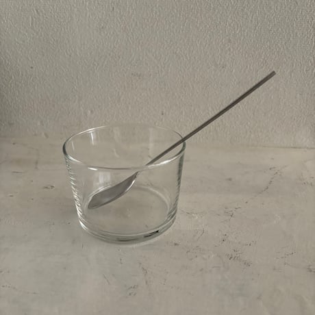 瓶の内側に添わせやすくすくいやすいアルミのジャムスプーン
