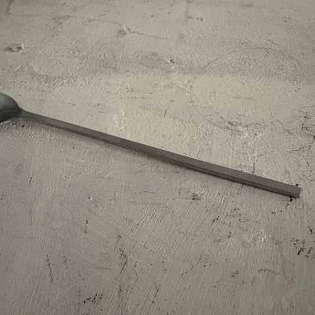 瓶の内側に添わせやすくすくいやすいアルミのジャムスプーン