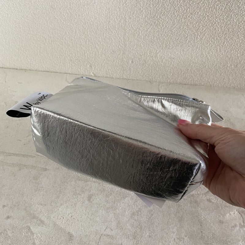 新品 シャイニーイタリアンレザー メイクポーチ シルバー 牛革