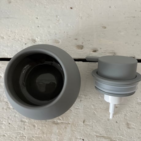ぽってりしたマットな質感のソープディスペンサー 泡タイプ グレー