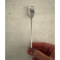 瓶の内側に添わせやすくすくいやすいアルミのジャムスプーン