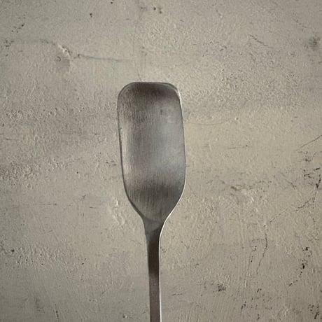 瓶の内側に添わせやすくすくいやすいアルミのジャムスプーン