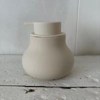 ぽってりしたマットな質感のソープディスペンサー 泡タイプ アイボリー