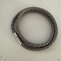 編み込みレザーブレスレット　グレー
