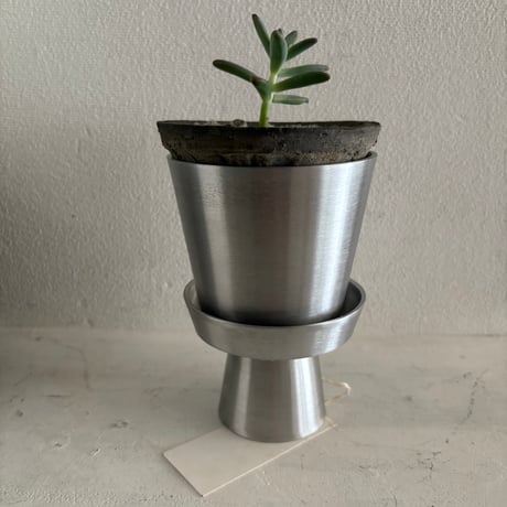 アルミ鋳造の高台付トレーと植木鉢