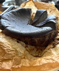 黒胡麻バスクチーズケーキ