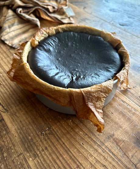 黒胡麻バスクチーズケーキ