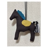 2026年　競走馬のバッグチャームB こげ茶にからし色の鞍 材料キット