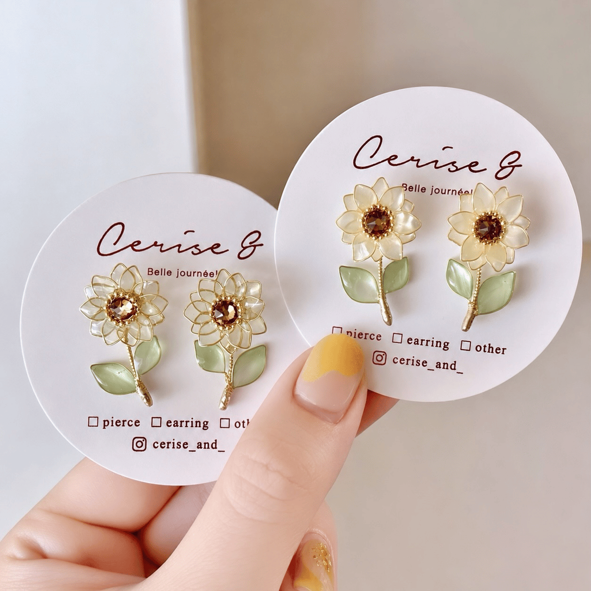 ✩.*˚こひなちさん専用♡空と太陽。 ピアス イヤリング 再販祭り】𝗉𝖾𝗍𝗂𝗍 𝗌𝗈𝗅𝖾𝗂𝗅 🌻 ピアス / イヤリング | Cerise &