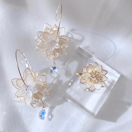 【再入荷】𝒇𝒍𝒆𝒖𝒓 𝒅𝒆 𝒈𝒍𝒂𝒄𝒆 ❄️ピアス/イヤリング