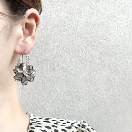 𝐟𝐥𝐞𝐮𝐫 𝐧𝐨𝐢𝐫 (フルールノワール) ピアス/イヤリング