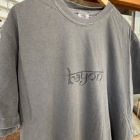 BAYON LOGO T-Shirts《CHACOAL / BLACK》