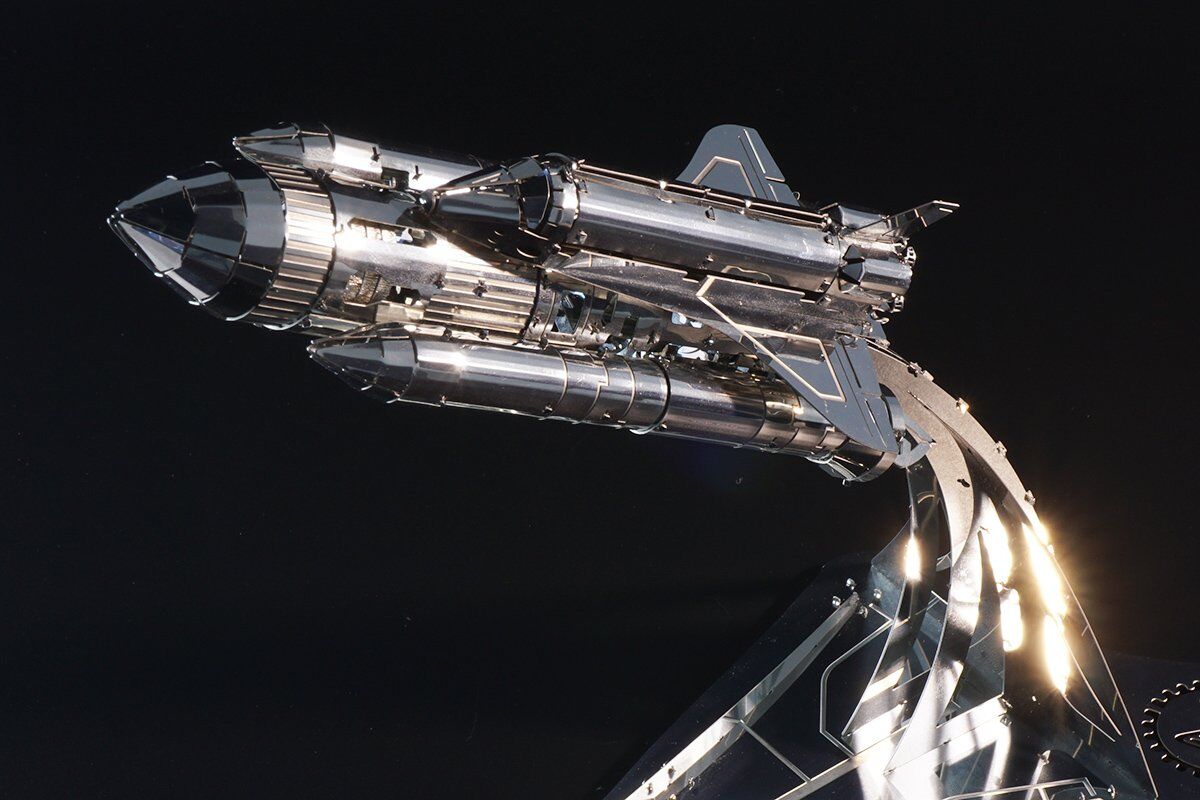 スペースシャトル エンデバー等のピンバッジ＆メダル 9点まとめ売り DIY 3Dメタルモデルパズル ゼンマイ仕掛け可動式スペース