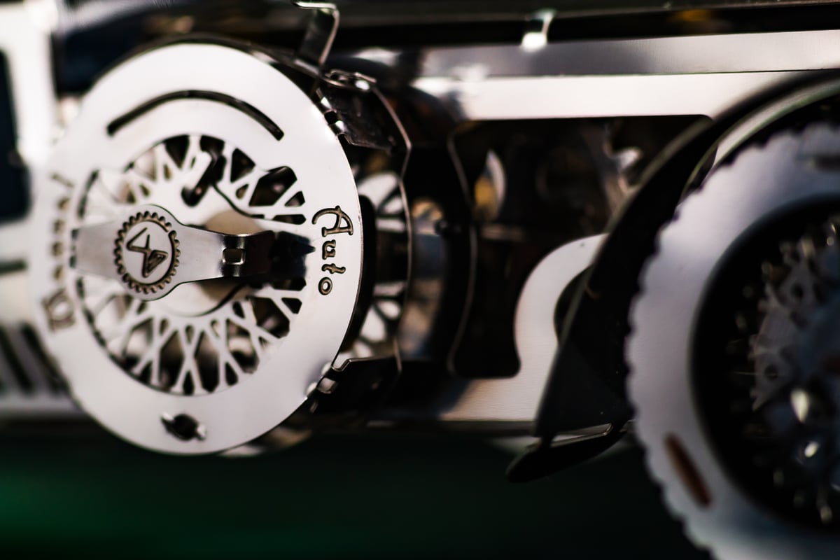 ラーマ9世「働く姿」丸型メダル〈王室章๙／金色枠〉（記念）｜タイ王室｜ペンダント offer1999_mm00578