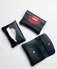 Biting Lip」POCKET TISSUE CASE | tortoago