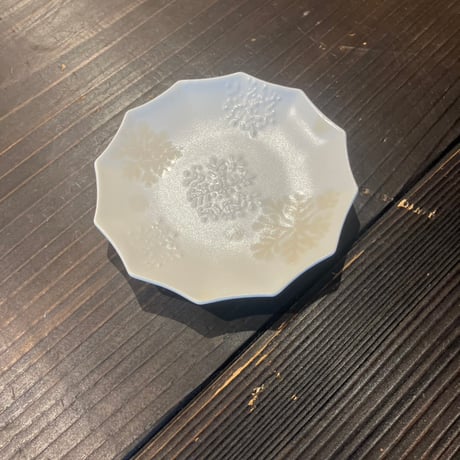 武山窯　砂糖衣12角豆皿雪結晶（白）