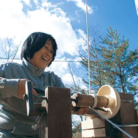 足踏みろくろで 木の器づくり