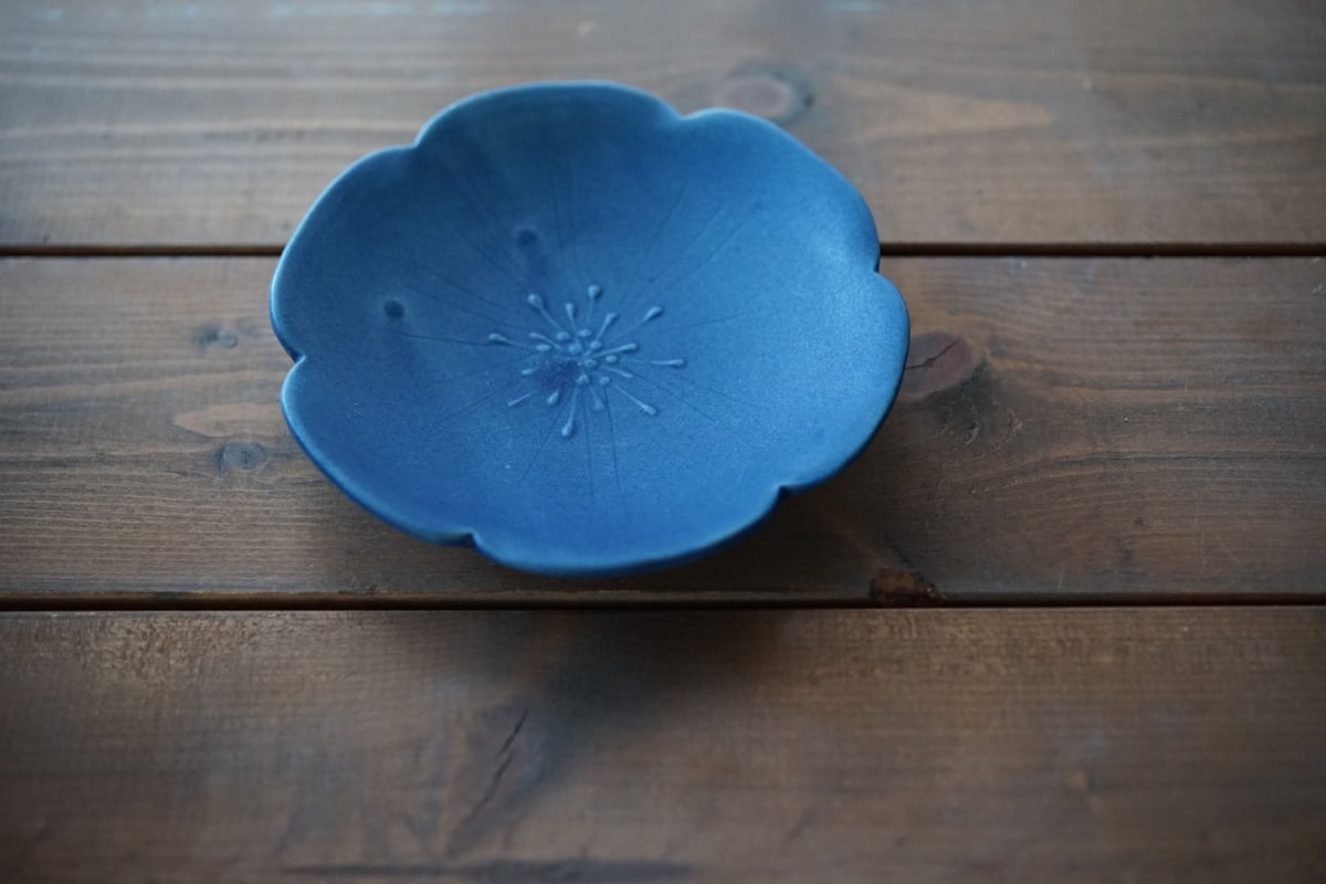 青色の花形陶器皿 花形皿 【s】 | atelierLUXE 通販サイト 愛媛県の伝統工芸品である砥部