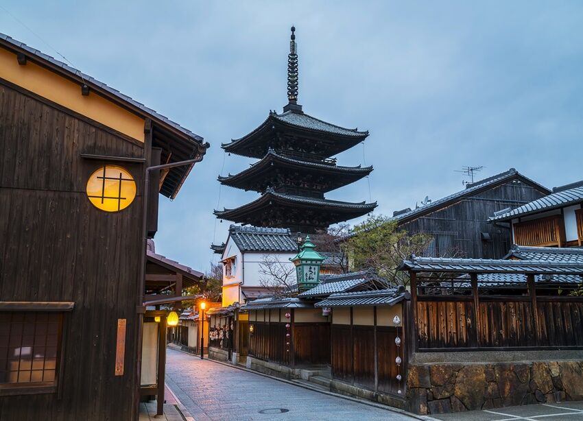 「八坂の塔」、または「八坂暮色」。 八坂の塔暮色 | iichi 日々の暮らしを心地よくするハンドメイド