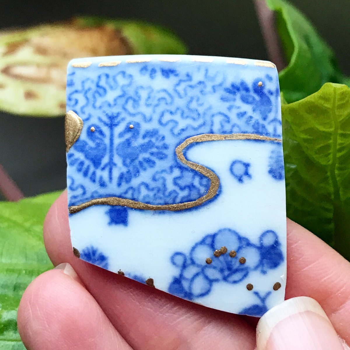 【未使用品】陶華 統元作 ブローチ（縦5☓横3.8cm）箱、しおり付 新作】金彩 苺の陶器ブローチ・耳飾り/いちご イチゴ ブローチ