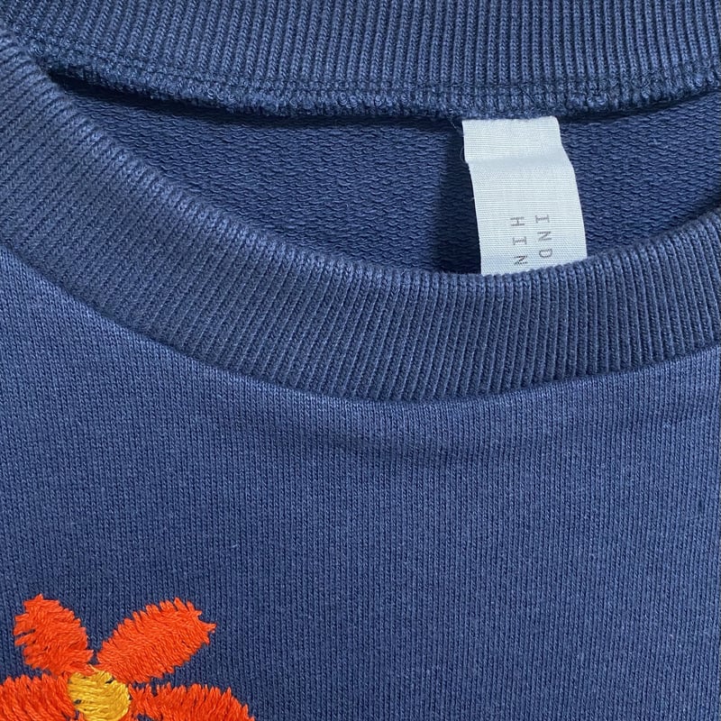 Niche / flower embroidery crew neck | SWINGING 