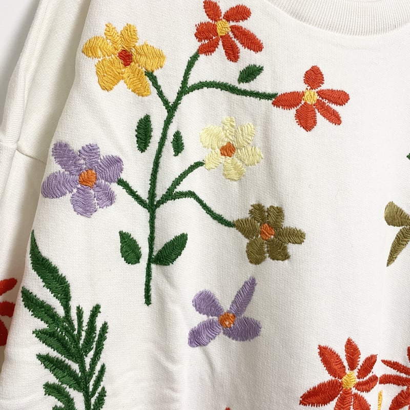 Niche / flower embroidery crew neck | SWINGING 