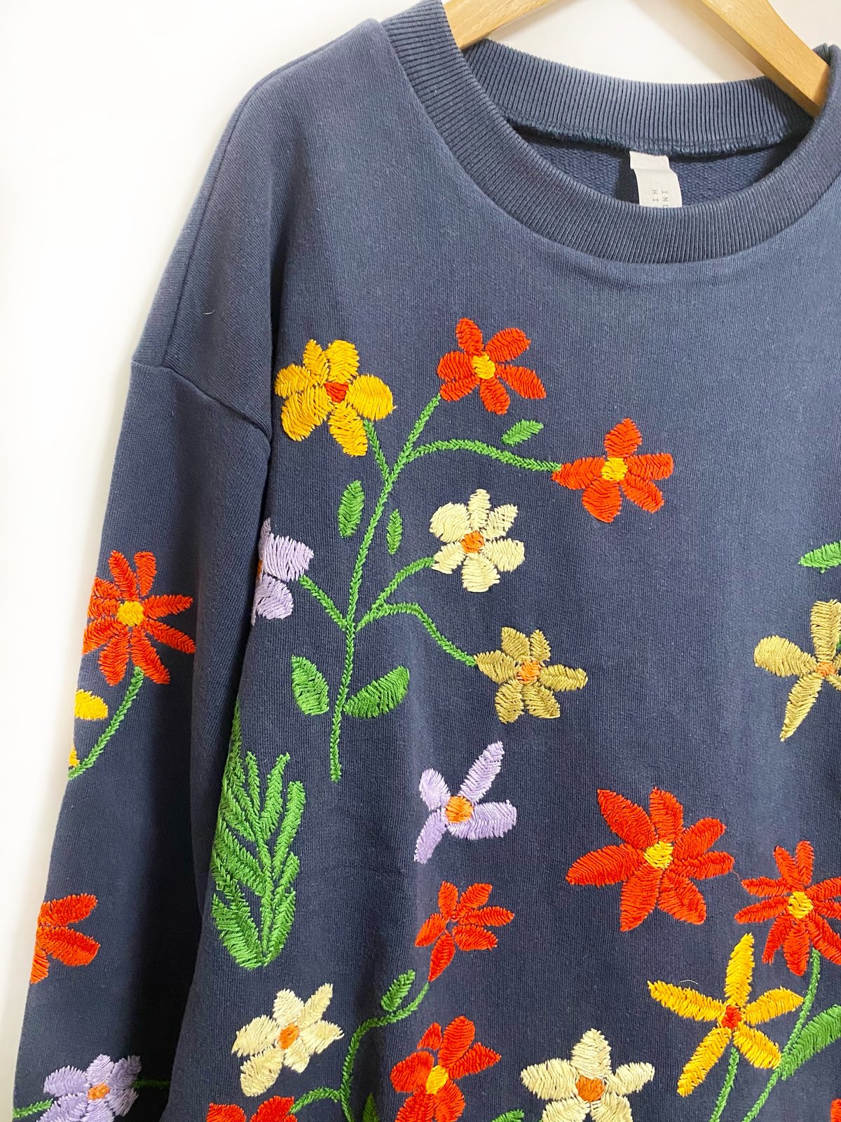Niche / flower embroidery crew neck