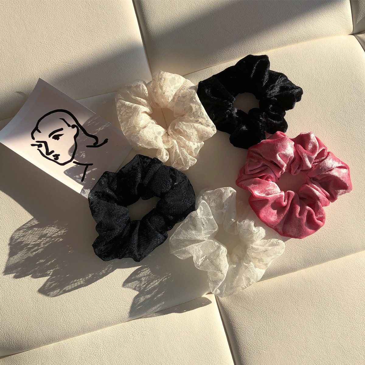 短毛シュシュ、レースフラワー(ホワイト)わんちゃん猫ちゃん用 短毛シュシュ、レースフラワー(ホワイト)わんちゃん猫ちゃん用