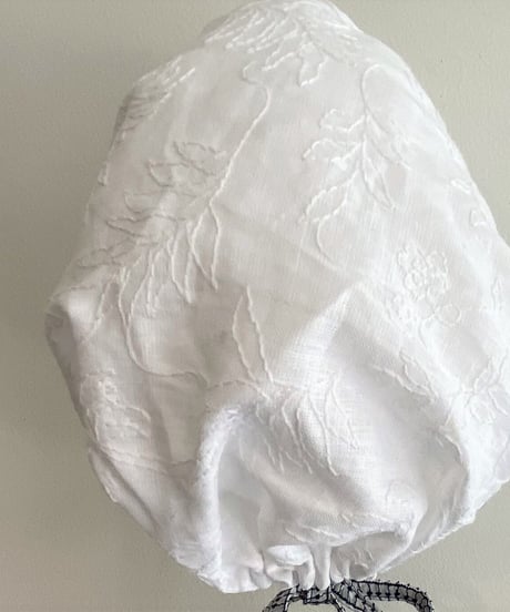 amish bonnet  白 麻に白刺繍