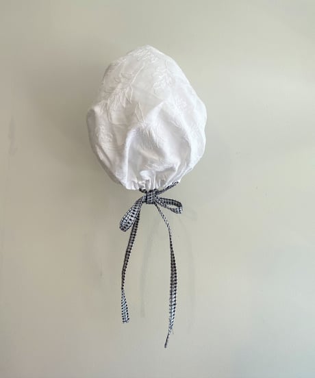 amish bonnet  白 麻に白刺繍