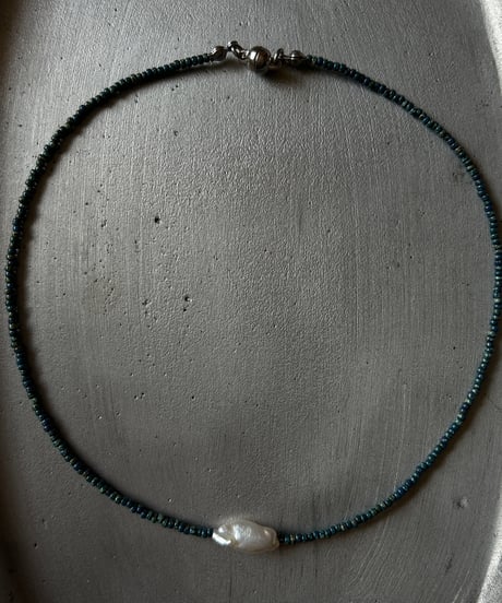 Picasso pearl choker