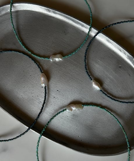Picasso pearl choker