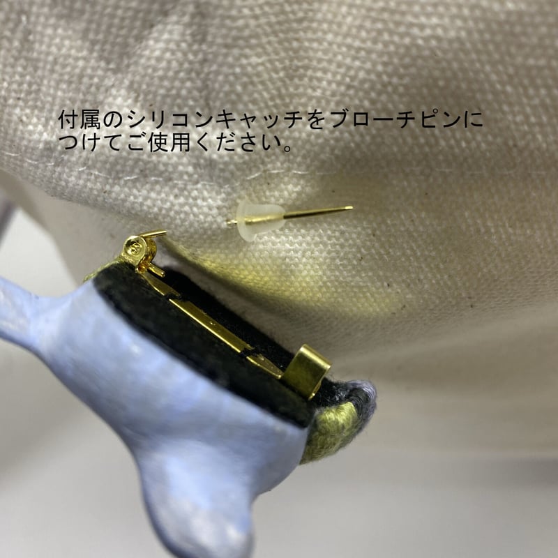 Handmade〉ちょっとアンニュイなふわふわ熊ブランケット添えのブローチ