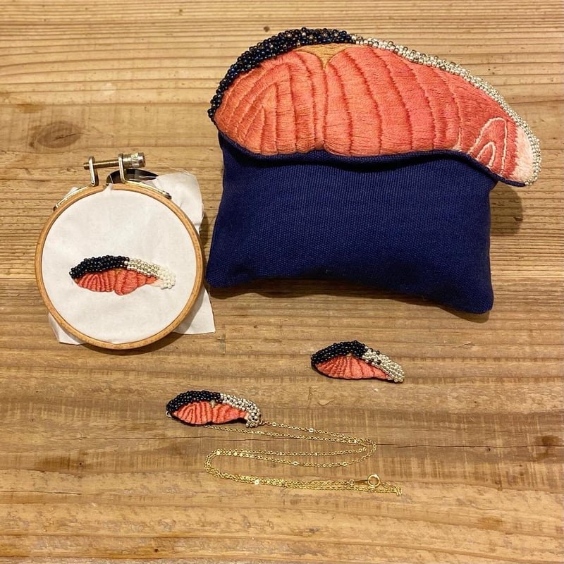 Handmade〉しゃけの切り身 刺繍ブローチ | カルメクラフト