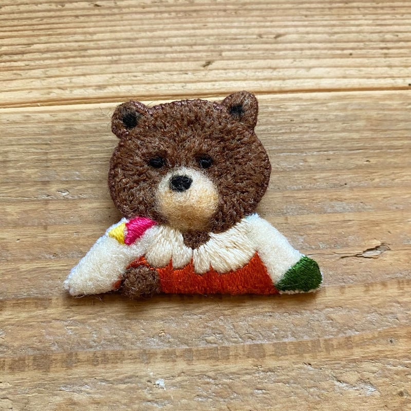 Handmade〉ちょっとアンニュイなふわふわ熊ブランケット添えのブローチ