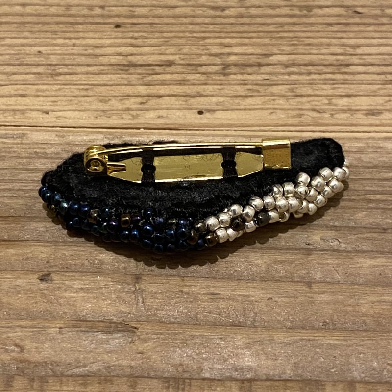 Handmade〉しゃけの切り身 刺繍ブローチ | カルメクラフト