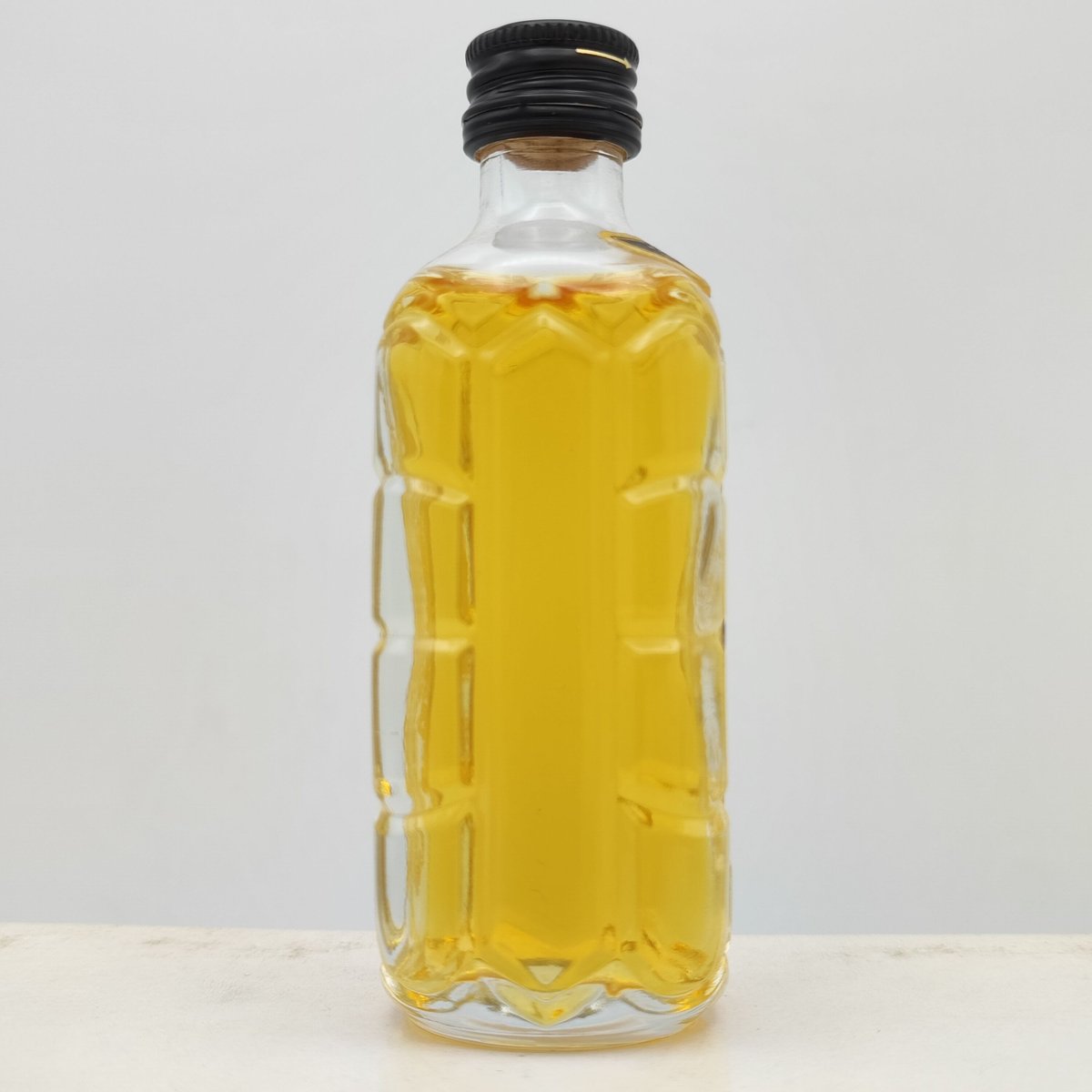 サントリー ウイスキー 黒角 味わい旨口 1920ml 楽天市場】【レトロ】サントリーウイスキー 角瓶 〔味わい旨口