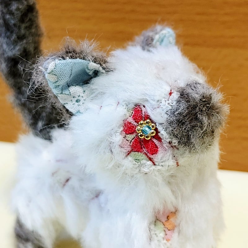 ハヤサキ　オシロ 作品 bo-ro ぬいぐるみ 猫 ぼろねこ ぬいぐるみ | 魚水屋