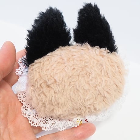 文字刺繍ミニクッション「縫い目の隙間から覗く猫」