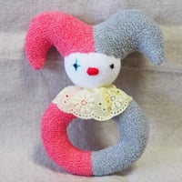 ①タオルのピエロ　にぎにぎ　ラトル