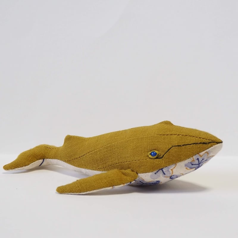 クジラのぬいぐるみ「マスタード」 | 魚水屋