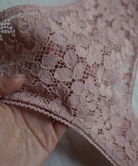 Wolford Classic Lace Thong in Nude/Pink