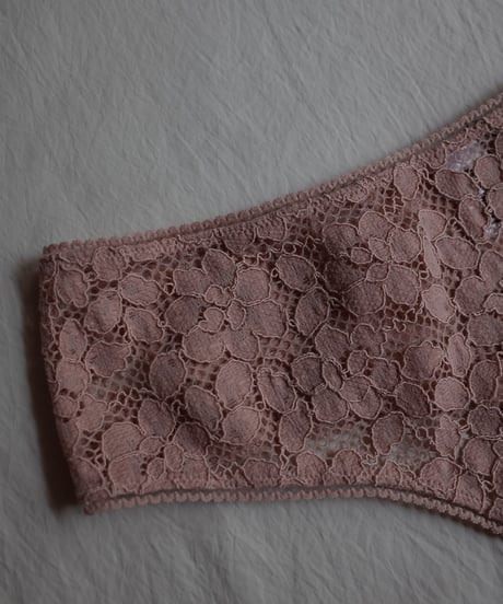 Wolford Classic Lace Thong in Nude/Pink