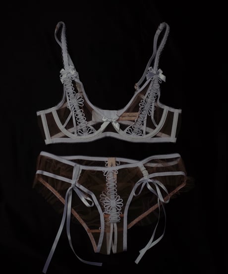 Agent Provocateur Coletta Plunge Non Padded Bra in White/Sand