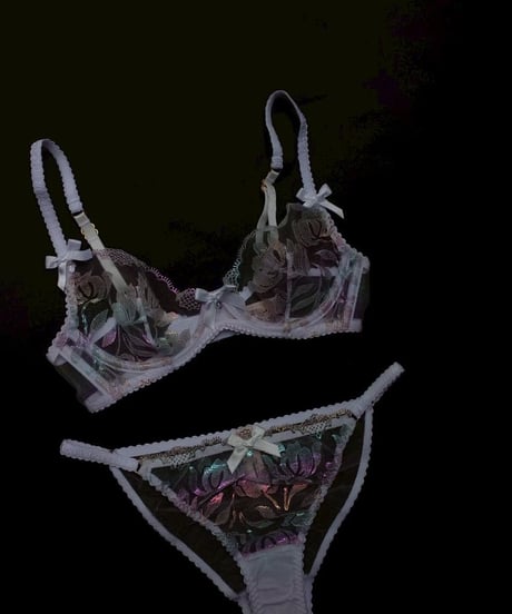 Agent Provocateur Sparkle Plunge Underwired Bra in White