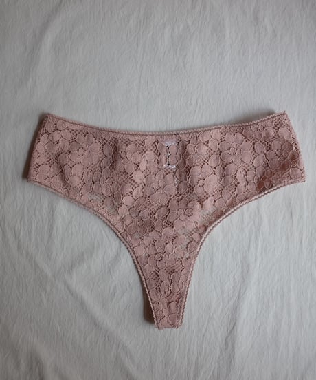 Wolford Classic Lace Thong in Nude/Pink