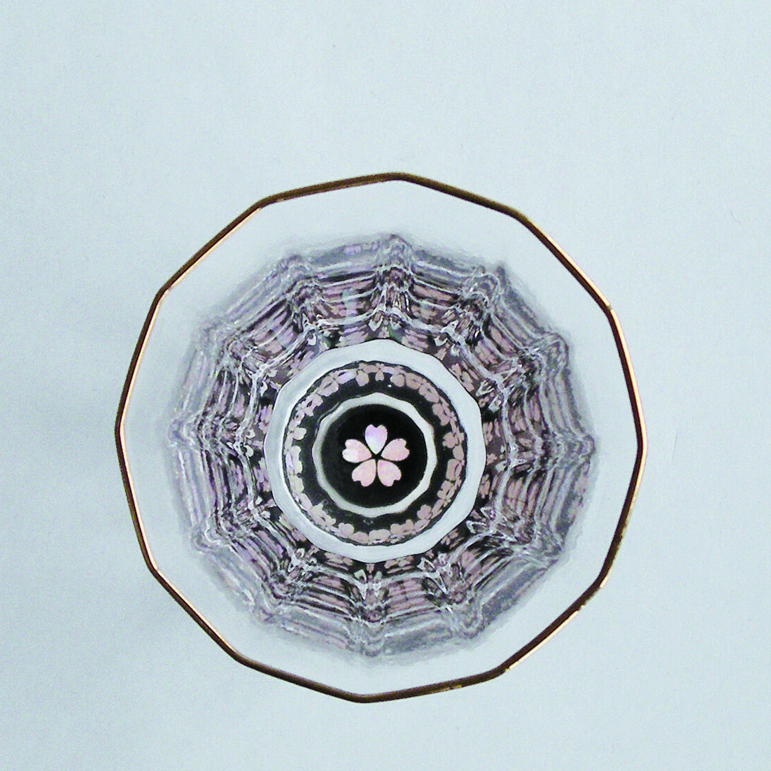 金杯(万華鏡シリーズ)桜(貝入)黒　螺鈿ガラス 螺鈿ガラス 金杯(万華鏡)桜(貝入)黒【高岡漆器】 | 富山県高岡市