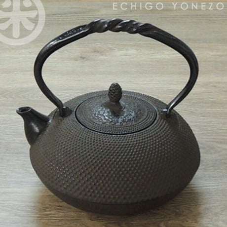 南部鉄瓶 湯釜 平丸霰(あられ)  ひねり鉉 1.6L 日本伝統手拭い付 経済産業大臣指定 伝統的工芸品 全国特選品シリーズ