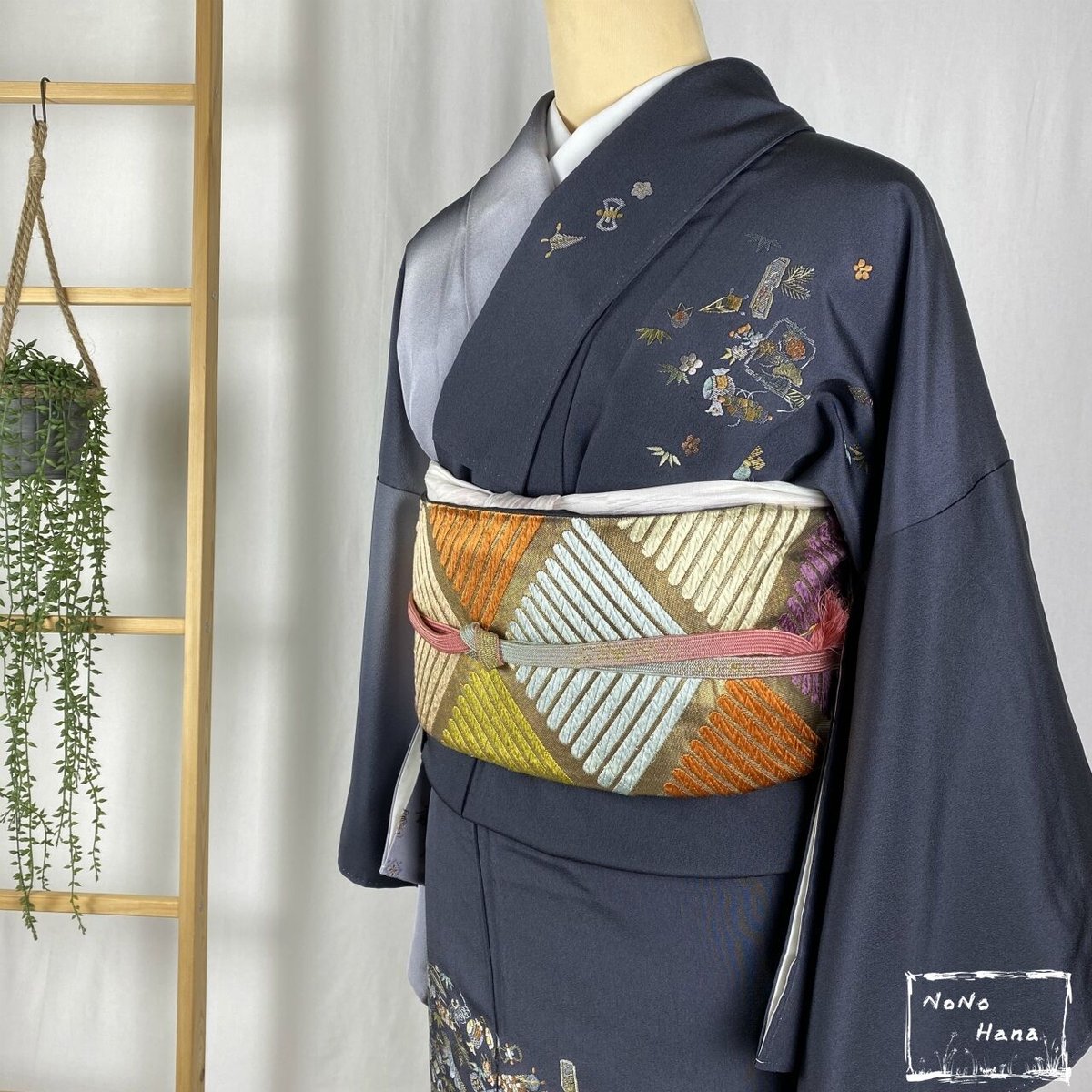 訪問着】正絹 袷 刺繍の宝尽くし 墨色・灰色暈し | 野の花 訪問着】正絹 袷 刺繍の宝尽くし 墨色・灰色暈し | 野の花